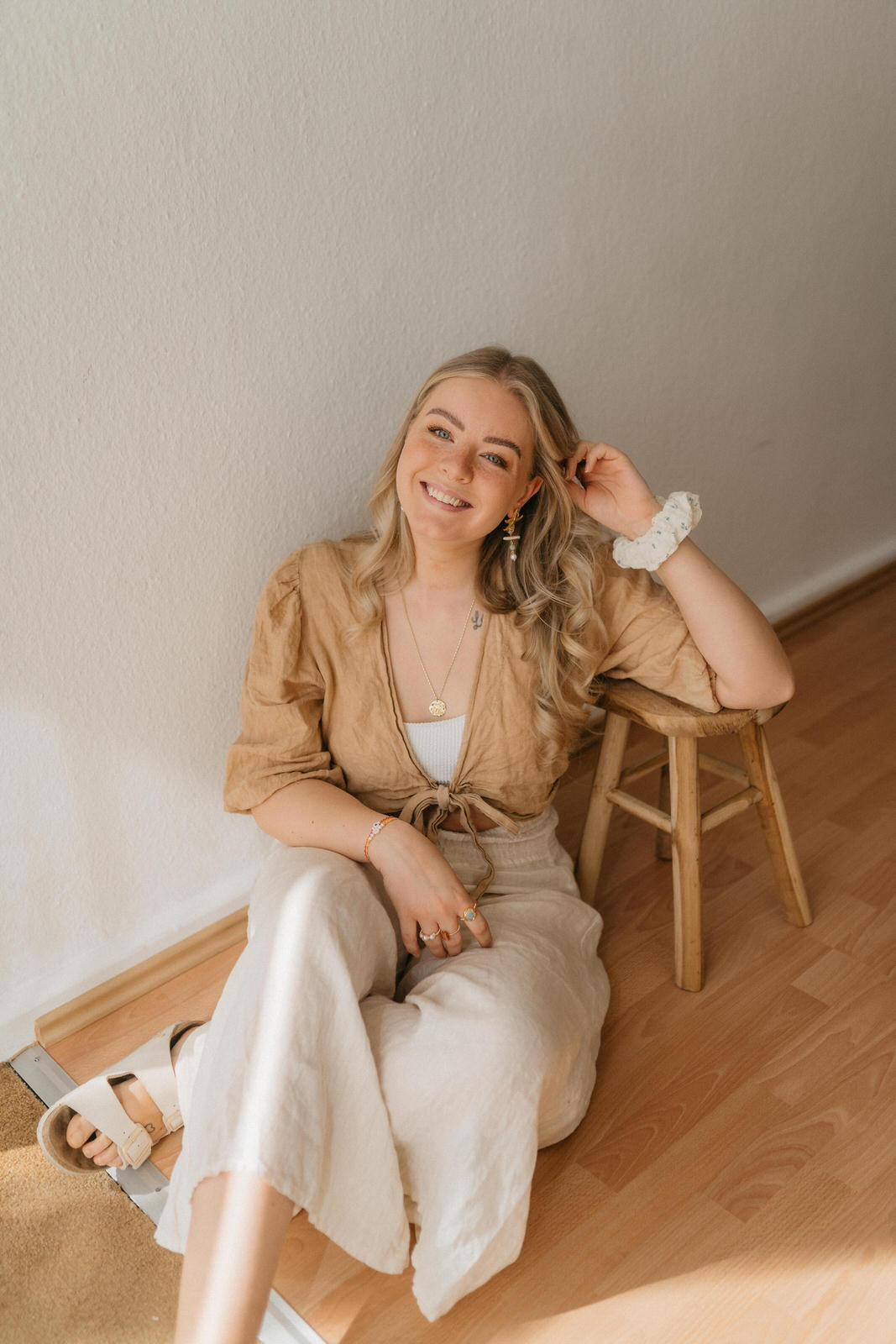 Personal Branding für Selbstständige Frauen Personal Brand Foto einer jungen Schmuck Designerin aus Essen