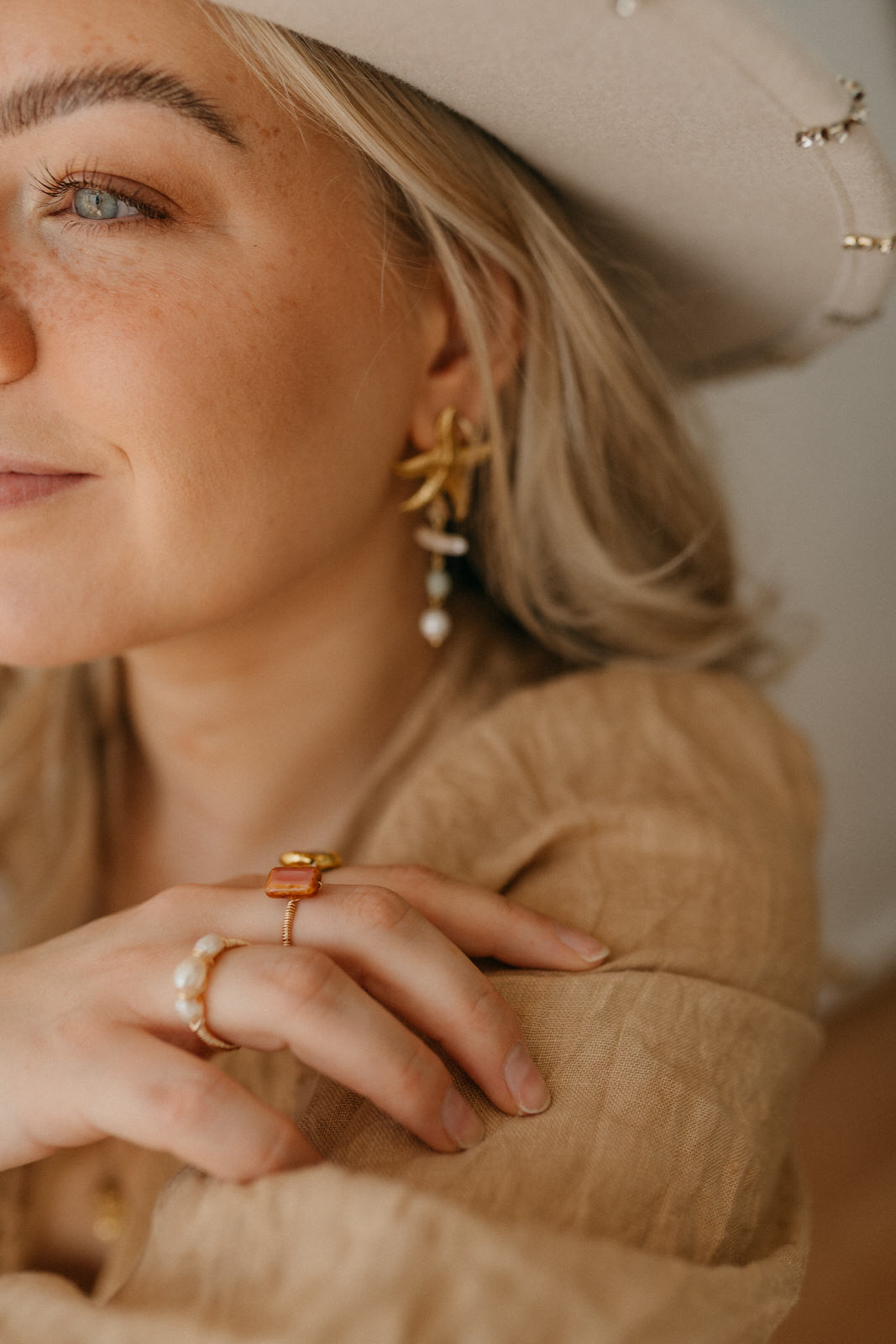 Personal Brand Fotoshooting Personal Brand Foto einer jungen Schmuck Designerin aus Essen