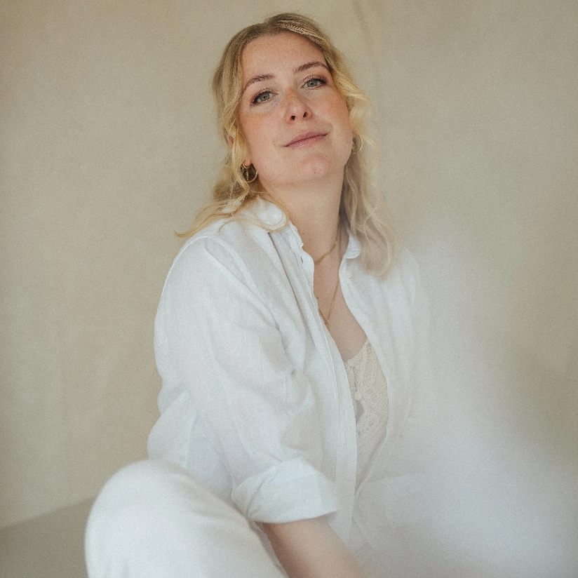 Selbstbewusste Frau bei einem Branding-Shooting in ruhigem Setting