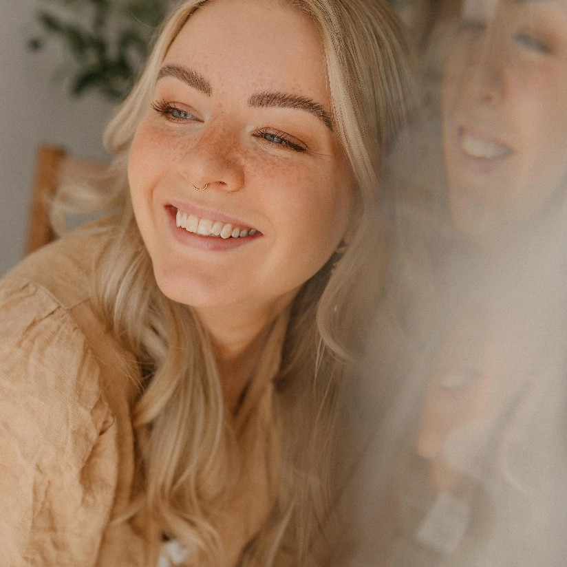Personal Branding Fotografie mit Leichtigkeit Lächelnde Frau in hellem Setting bei einem Branding-Shooting mit natürlichem Stil